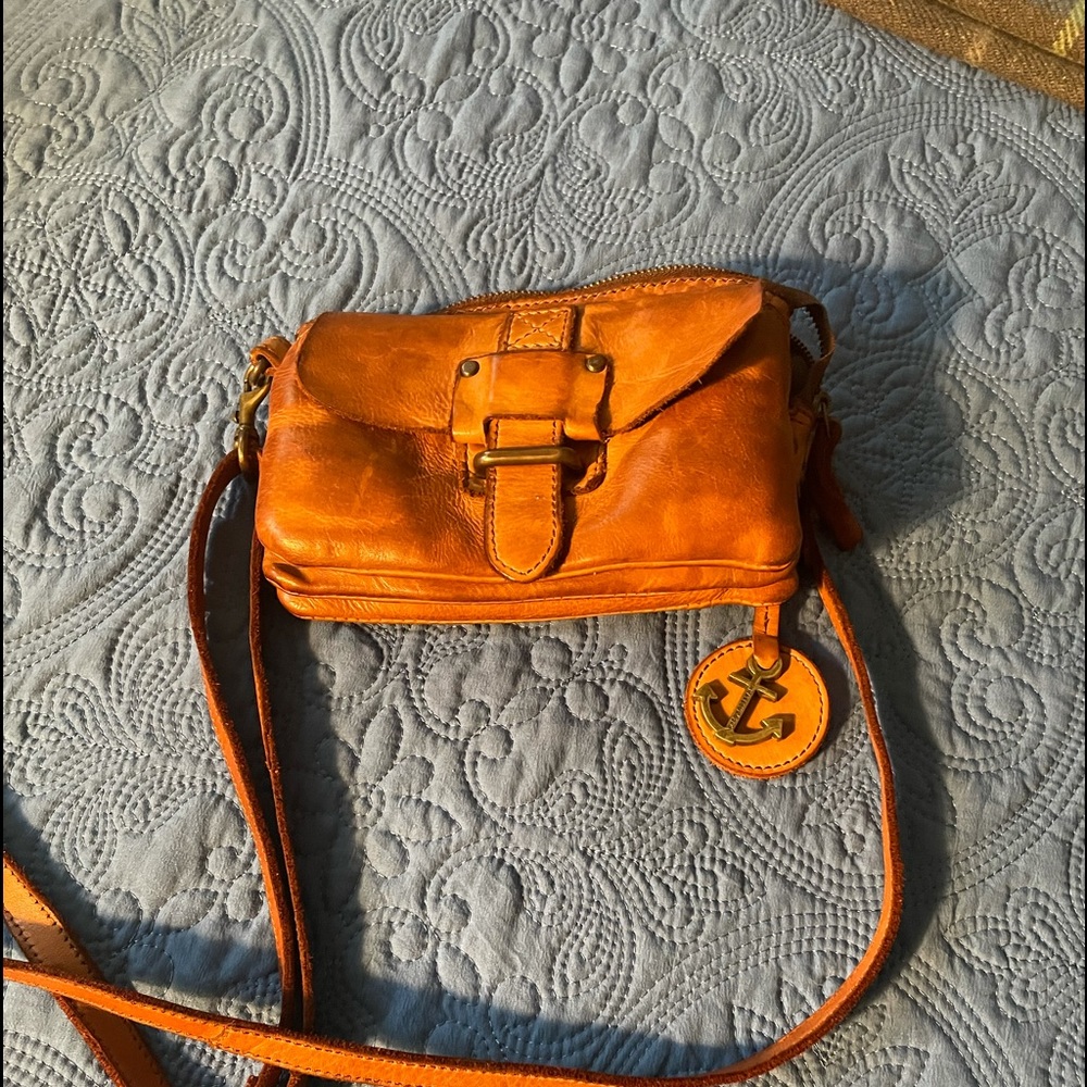 Women’s cross the shoulder or belt leather purse